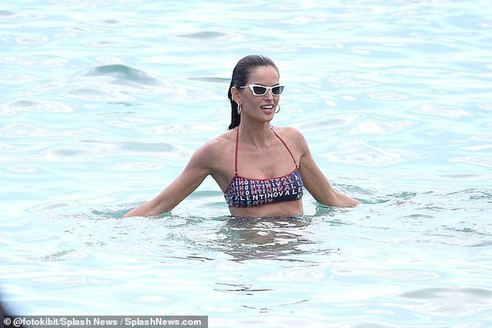 Izabel Goulart khoe dáng săn chắc với bikini 500 USD - 10 Izabel Goulart khoe dáng săn chắc với bikini 500 USD - 10
