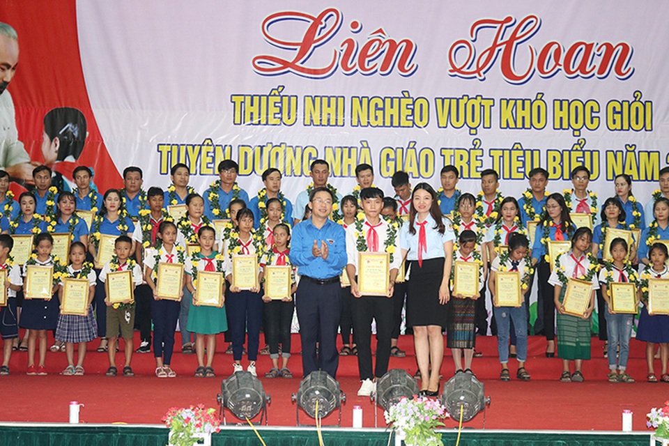 Quảng Bình: Tuyên dương 60 giáo viên và học sinh tiêu biểu - 1 Quảng Bình: Tuyên dương 60 giáo viên và học sinh tiêu biểu - 1