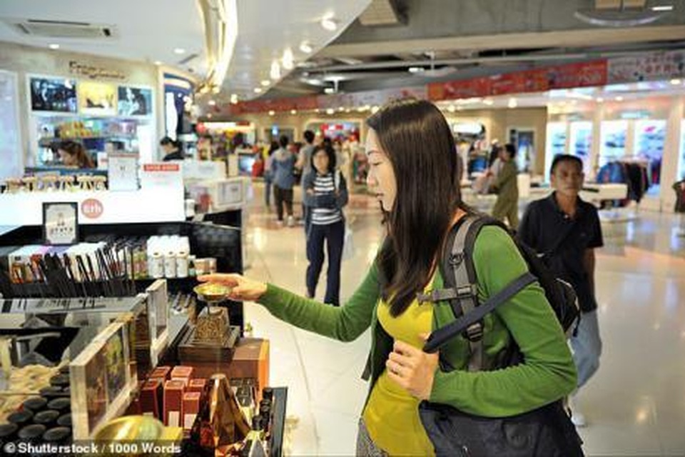 Ngăn tiếp viên đóng cửa máy bay, bắt 160 hành khách chờ đợi con mình - 3 Ngăn tiếp viên đóng cửa máy bay, bắt 160 hành khách chờ đợi con mình - 3