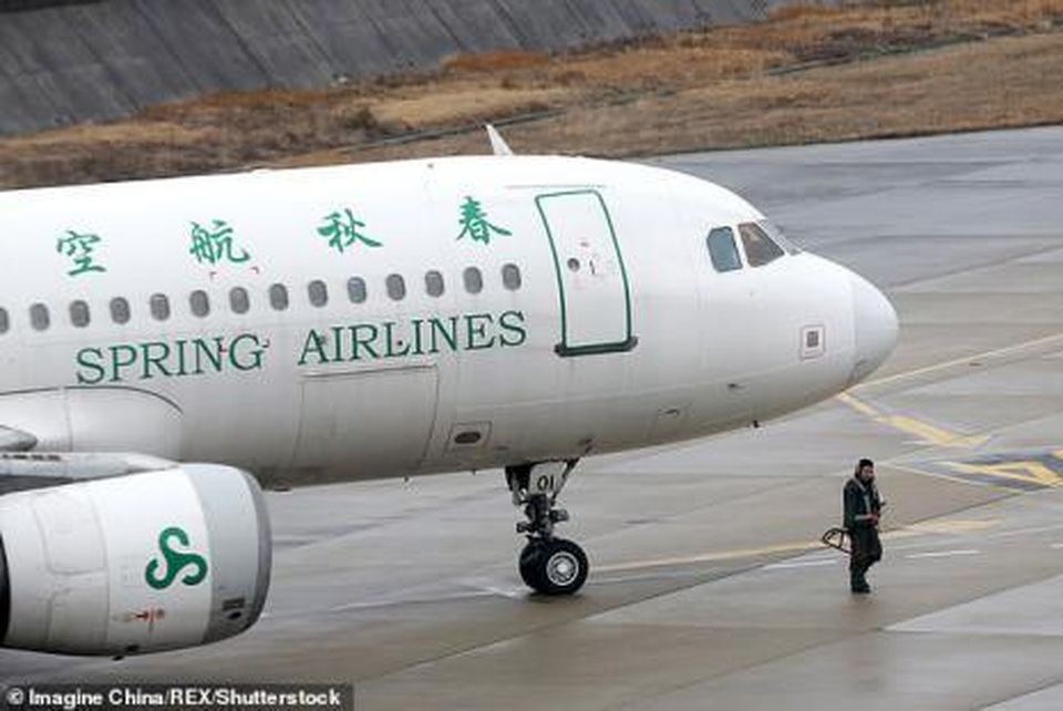 Ngăn tiếp viên đóng cửa máy bay, bắt 160 hành khách chờ đợi con mình - 4 Ngăn tiếp viên đóng cửa máy bay, bắt 160 hành khách chờ đợi con mình - 4