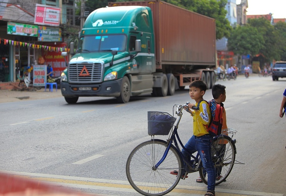 Bắc Ninh: Người dân khổ sở vì hứng chịu xe tải né trạm BOT - 5 Bắc Ninh: Người dân khổ sở vì hứng chịu xe tải né trạm BOT - 5