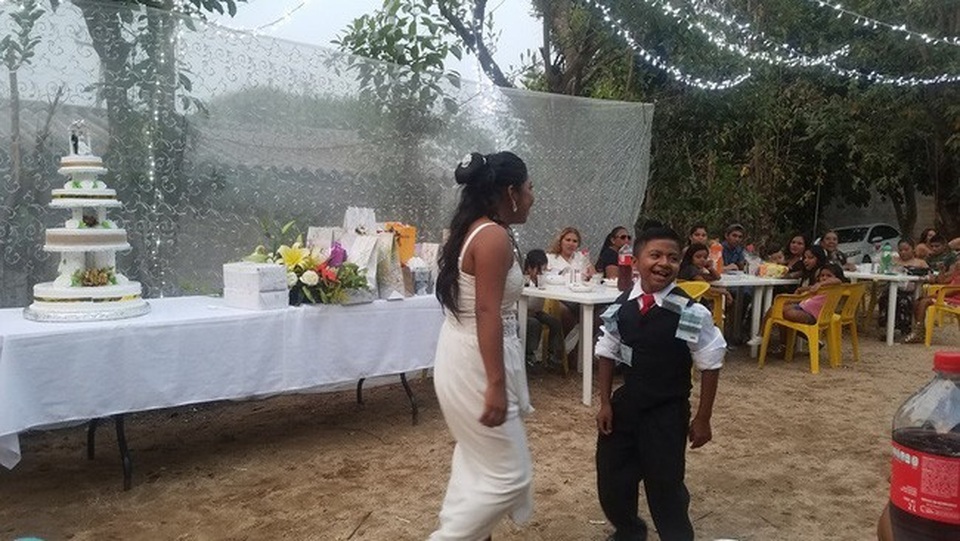 Bức ảnh cô dâu hôn “cậu bé học sinh” gây sốt và sự thật cảm động phía sau - 3