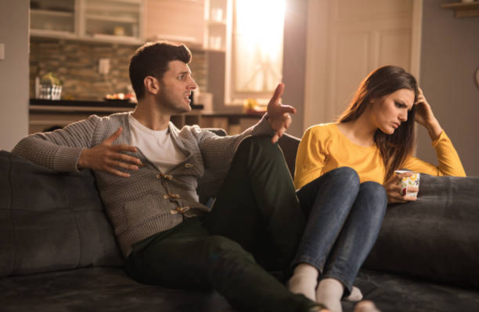 Cả nhà lục đục vì một chiếc thẻ điện thoại chồng nộp cho mẹ chồng - 1 Cả nhà lục đục vì một chiếc thẻ điện thoại chồng nộp cho mẹ chồng - 1
