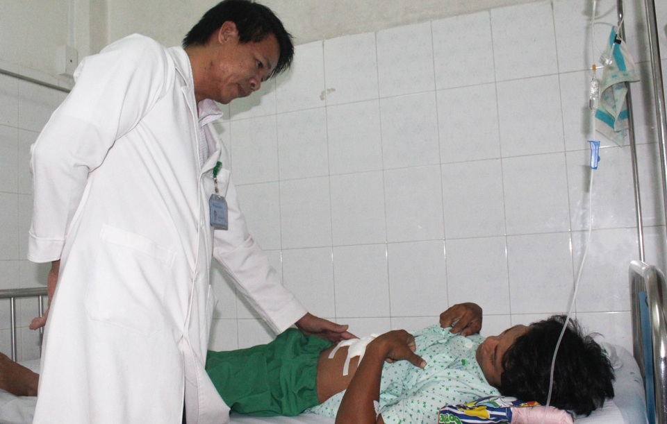 Chủ quan sau tai nạn, nam thanh niên suýt mất mạng - 2