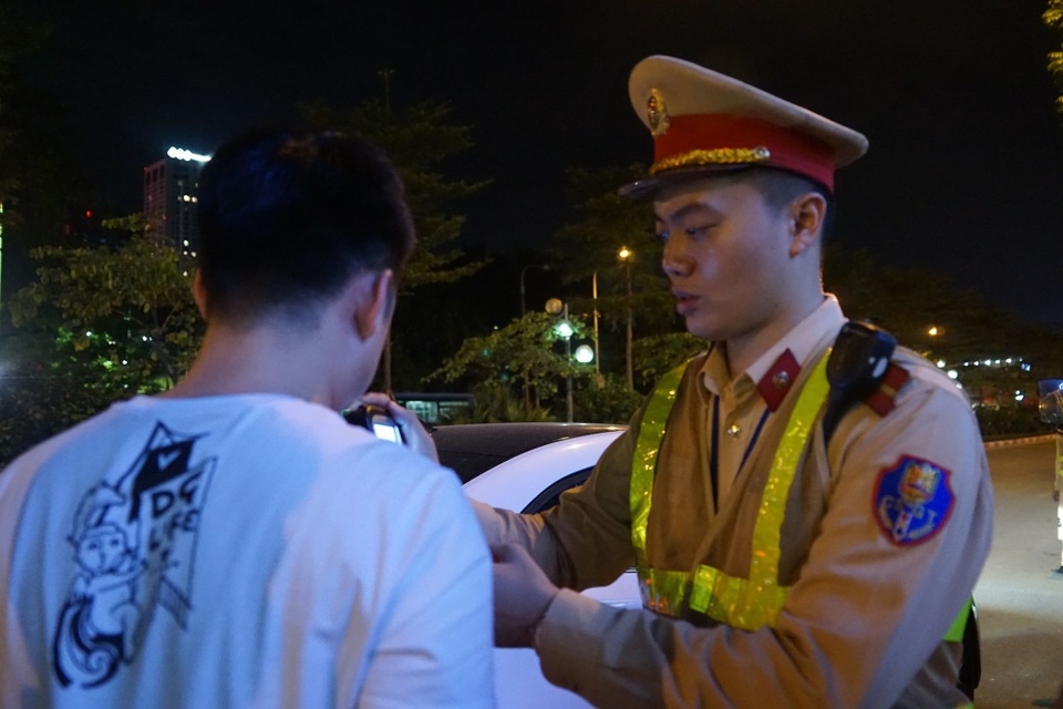 Hà Nội: CSGT lập chốt sát quán nhậu để kiểm tra tài xế ma men - 2 Hà Nội: CSGT lập chốt sát quán nhậu để kiểm tra tài xế ma men - 2