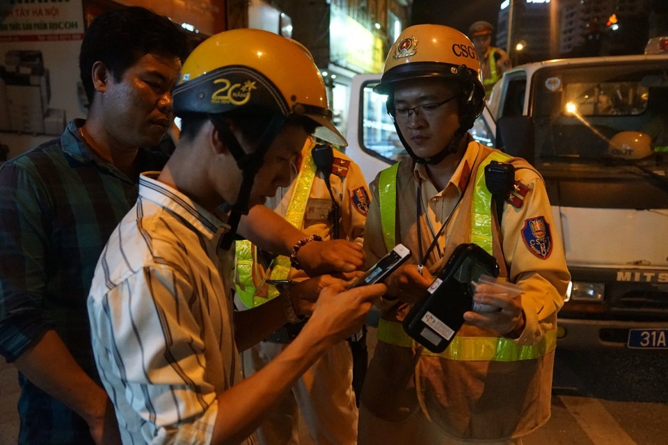 Hà Nội: CSGT lập chốt sát quán nhậu để kiểm tra tài xế ma men - 4 Hà Nội: CSGT lập chốt sát quán nhậu để kiểm tra tài xế ma men - 4