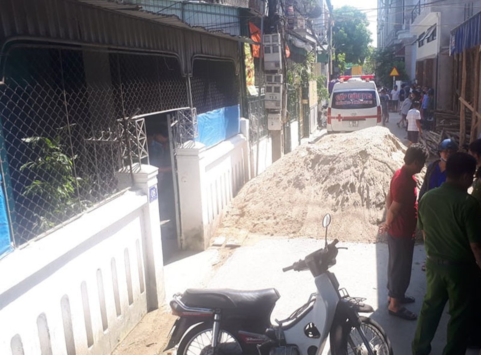 Nghi án chồng cứa cổ vợ rồi dùng dao đâm vào bụng tự sát - 1 Nghi án chồng cứa cổ vợ rồi dùng dao đâm vào bụng tự sát - 1