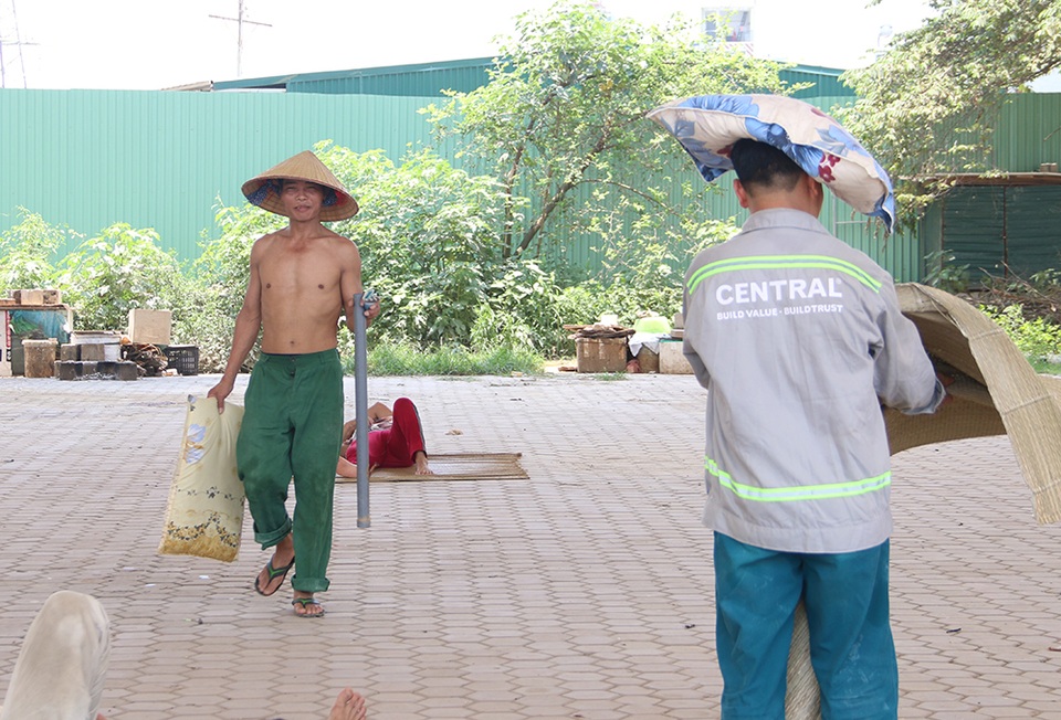 Gầm cầu thành nơi trốn nắng như đổ lửa ở Hà Nội - 11 Gầm cầu thành nơi trốn nắng như đổ lửa ở Hà Nội - 11
