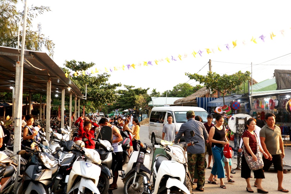 Nắng nóng, người dân và du khách đổ xô đi tắm biển “hạ hỏa” - 11 Nắng nóng, người dân và du khách đổ xô đi tắm biển “hạ hỏa” - 11