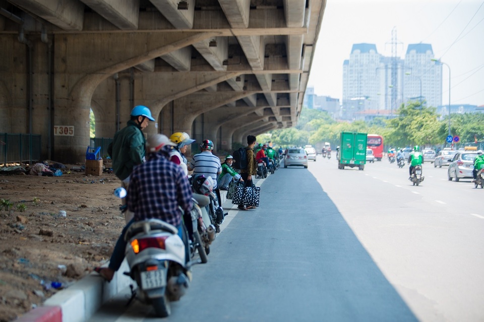Muôn kiểu thời trang “ninja” chống nắng gắt 40 độ của người Hà Nội - 11 Muôn kiểu thời trang “ninja” chống nắng gắt 40 độ của người Hà Nội - 11