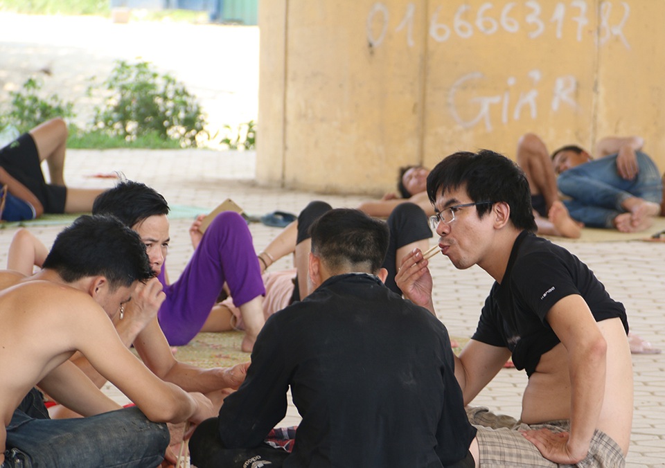 Gầm cầu thành nơi trốn nắng như đổ lửa ở Hà Nội - 9 Gầm cầu thành nơi trốn nắng như đổ lửa ở Hà Nội - 9