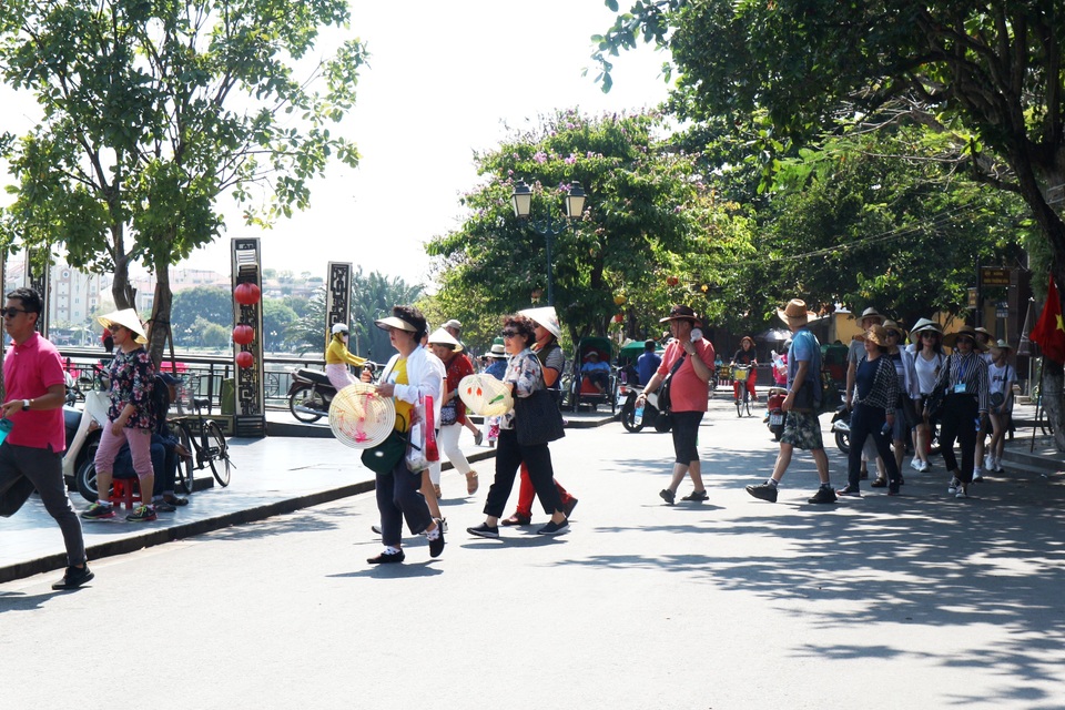 Nắng nóng, người dân và du khách đổ xô đi tắm biển “hạ hỏa” - 2 Nắng nóng, người dân và du khách đổ xô đi tắm biển “hạ hỏa” - 2