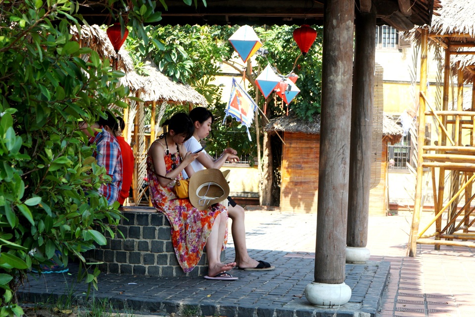 Nắng nóng, người dân và du khách đổ xô đi tắm biển “hạ hỏa” - 3 Nắng nóng, người dân và du khách đổ xô đi tắm biển “hạ hỏa” - 3