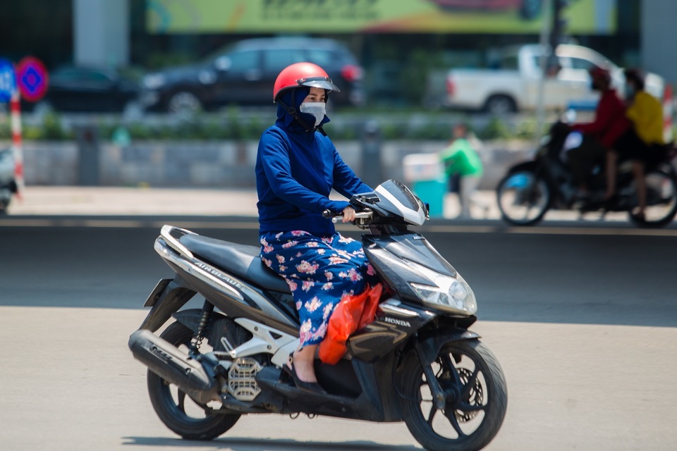 Muôn kiểu thời trang “ninja” chống nắng gắt 40 độ của người Hà Nội - 3 Muôn kiểu thời trang “ninja” chống nắng gắt 40 độ của người Hà Nội - 3
