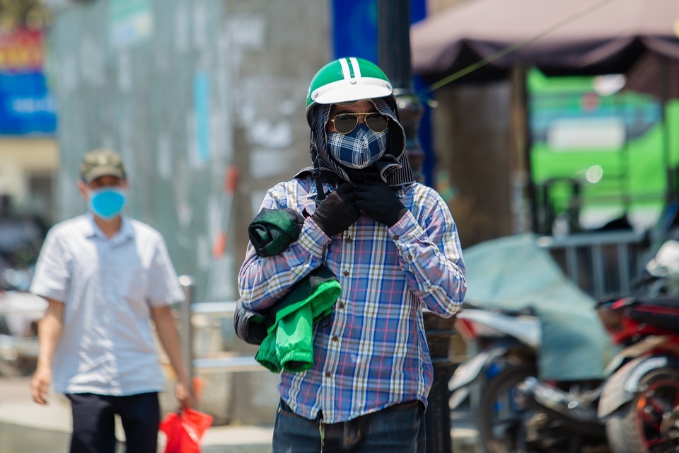 Muôn kiểu thời trang “ninja” chống nắng gắt 40 độ của người Hà Nội - 5 Muôn kiểu thời trang “ninja” chống nắng gắt 40 độ của người Hà Nội - 5