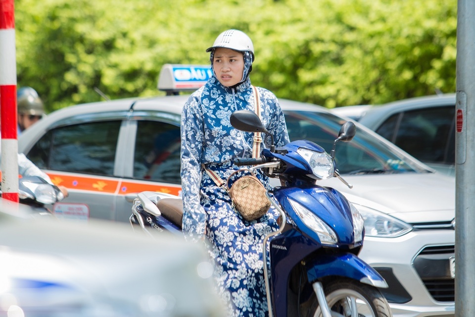 Muôn kiểu thời trang “ninja” chống nắng gắt 40 độ của người Hà Nội - 4 Muôn kiểu thời trang “ninja” chống nắng gắt 40 độ của người Hà Nội - 4