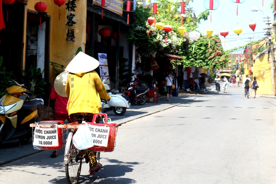 Nắng nóng, người dân và du khách đổ xô đi tắm biển “hạ hỏa” - 6 Nắng nóng, người dân và du khách đổ xô đi tắm biển “hạ hỏa” - 6