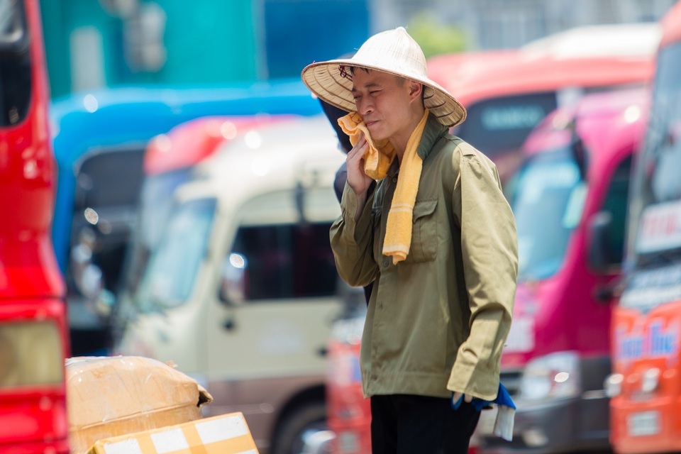 Muôn kiểu thời trang “ninja” chống nắng gắt 40 độ của người Hà Nội - 7 Muôn kiểu thời trang “ninja” chống nắng gắt 40 độ của người Hà Nội - 7