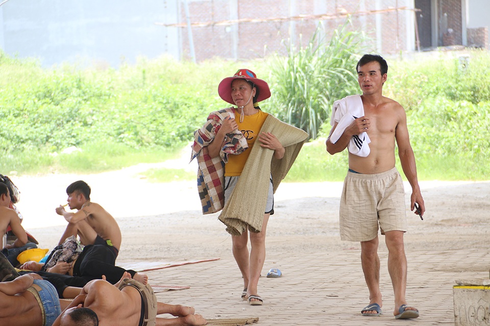 Gầm cầu thành nơi trốn nắng như đổ lửa ở Hà Nội - 4 Gầm cầu thành nơi trốn nắng như đổ lửa ở Hà Nội - 4