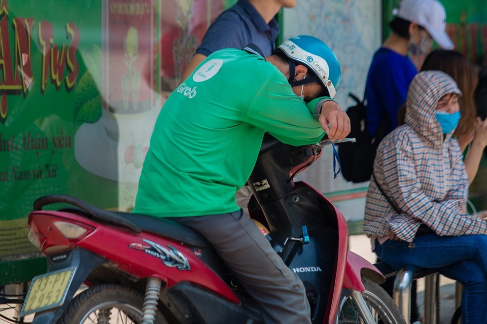 Muôn kiểu thời trang “ninja” chống nắng gắt 40 độ của người Hà Nội - 8 Muôn kiểu thời trang “ninja” chống nắng gắt 40 độ của người Hà Nội - 8