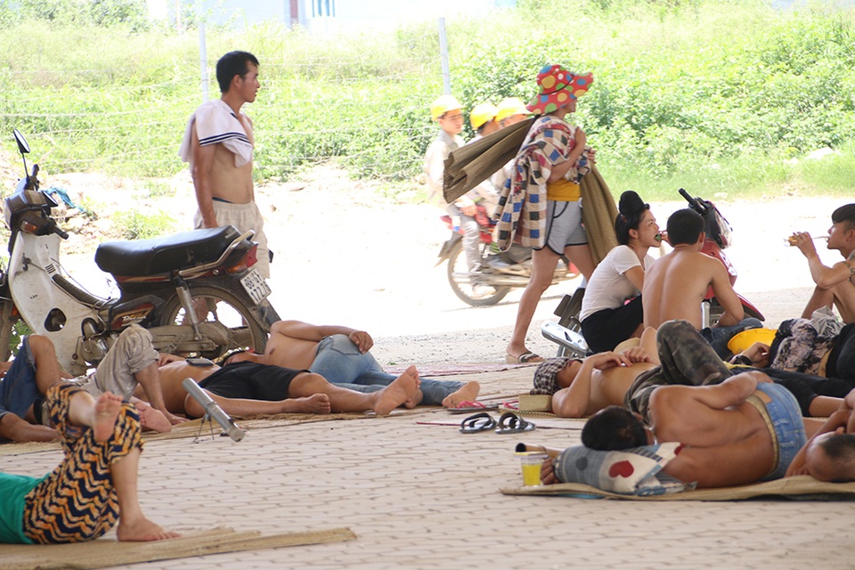 Gầm cầu thành nơi trốn nắng như đổ lửa ở Hà Nội - 3 Gầm cầu thành nơi trốn nắng như đổ lửa ở Hà Nội - 3
