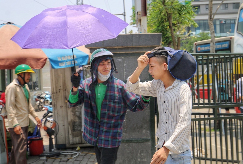 Muôn kiểu thời trang “ninja” chống nắng gắt 40 độ của người Hà Nội - 9 Muôn kiểu thời trang “ninja” chống nắng gắt 40 độ của người Hà Nội - 9