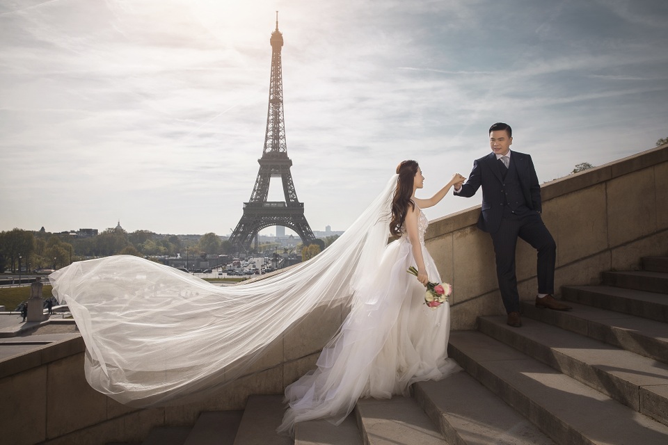 Ảnh cưới đẹp lung linh của đạo diễn “Cua lại vợ bầu” với vợ hot girl - 1 Ảnh cưới đẹp lung linh của đạo diễn “Cua lại vợ bầu” với vợ hot girl - 1