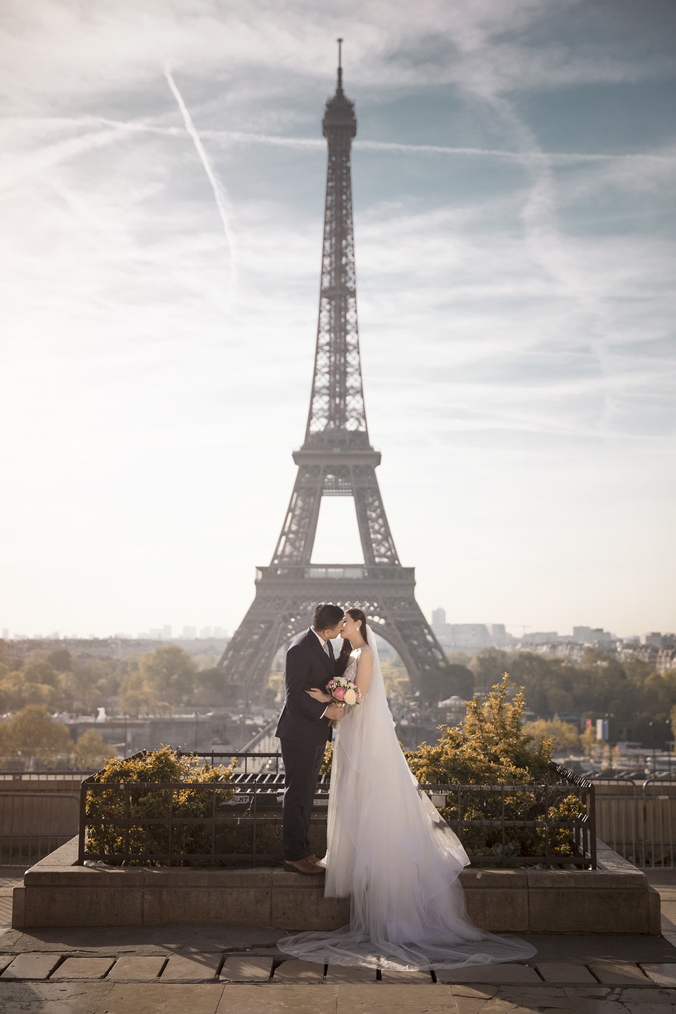 Ảnh cưới đẹp lung linh của đạo diễn “Cua lại vợ bầu” với vợ hot girl - 2 Ảnh cưới đẹp lung linh của đạo diễn “Cua lại vợ bầu” với vợ hot girl - 2