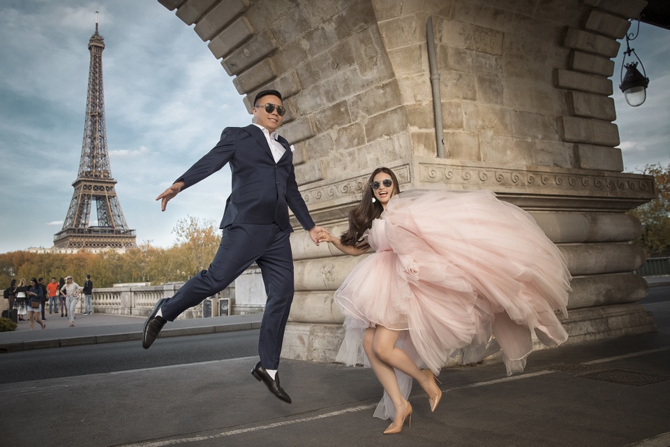 Ảnh cưới đẹp lung linh của đạo diễn “Cua lại vợ bầu” với vợ hot girl - 3 Ảnh cưới đẹp lung linh của đạo diễn “Cua lại vợ bầu” với vợ hot girl - 3