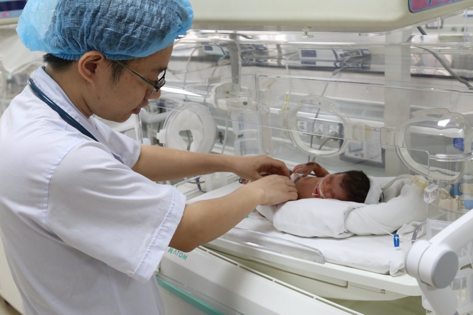 Cứu sống bé sơ sinh bị bỏ rơi bên đường tím tái, không phản xạ - 2 Cứu sống bé sơ sinh bị bỏ rơi bên đường tím tái, không phản xạ - 2
