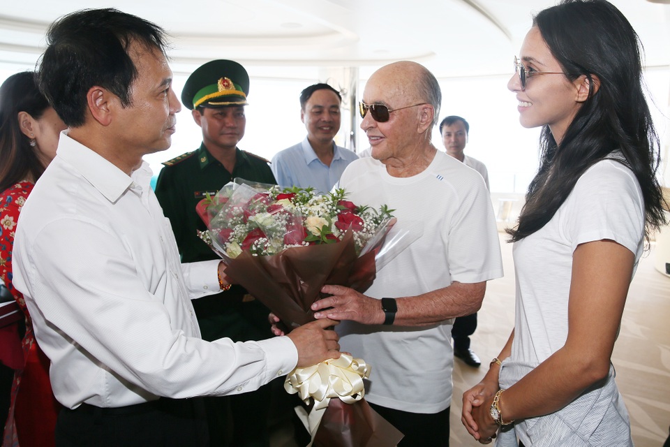 Cận cảnh siêu du thuyền 150 triệu đô la của tỷ phú người Anh tại Quảng Ninh - 13 Cận cảnh siêu du thuyền 150 triệu đô la của tỷ phú người Anh tại Quảng Ninh - 13
