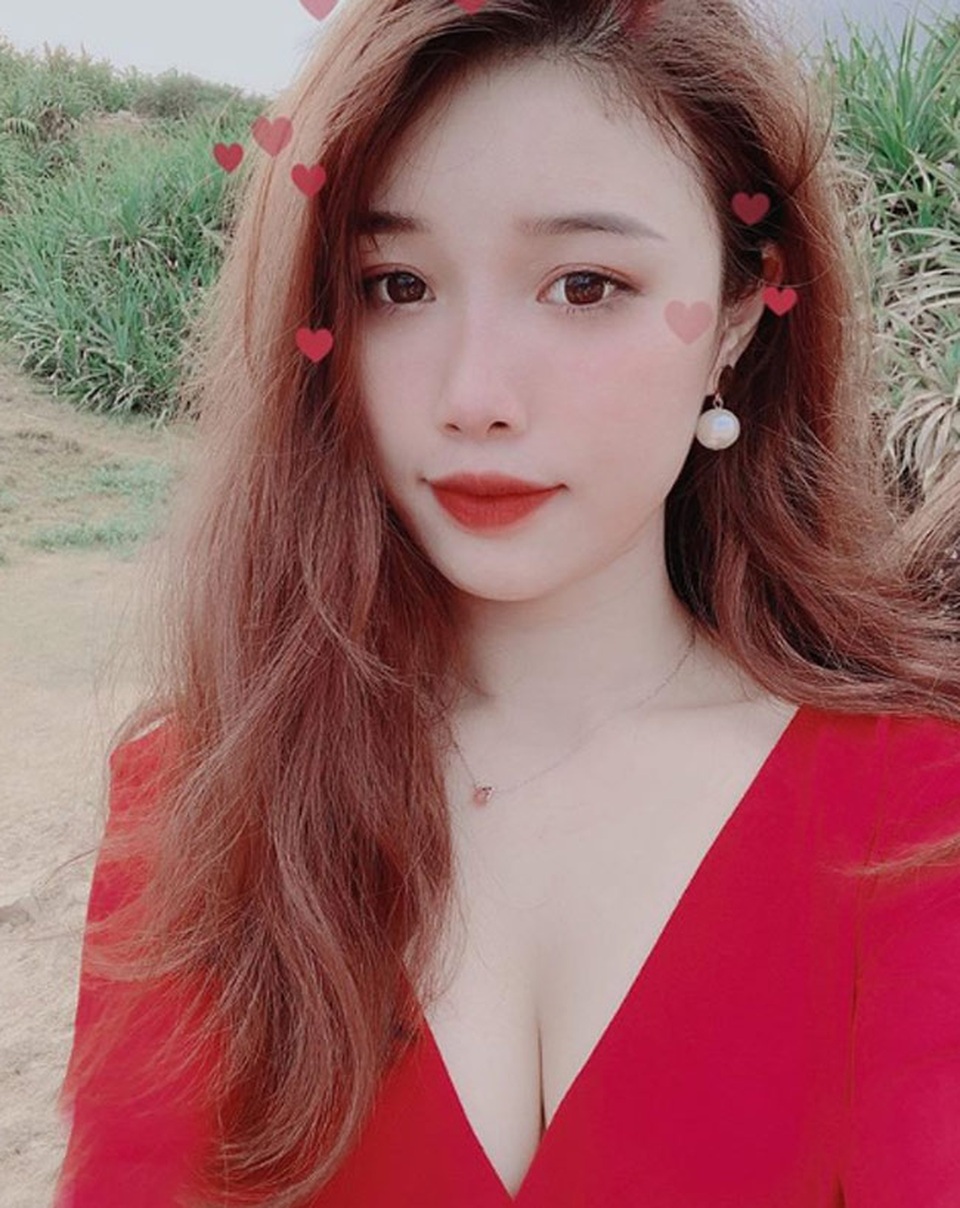 Cô gái yêu tiền đạo nổi tiếng Việt Nam gây bất ngờ với hình ảnh gợi cảm - 1