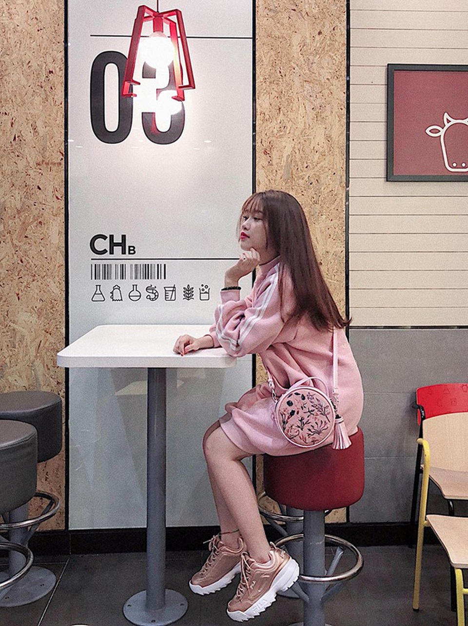 Cô gái yêu tiền đạo nổi tiếng Việt Nam gây bất ngờ với hình ảnh gợi cảm - 19