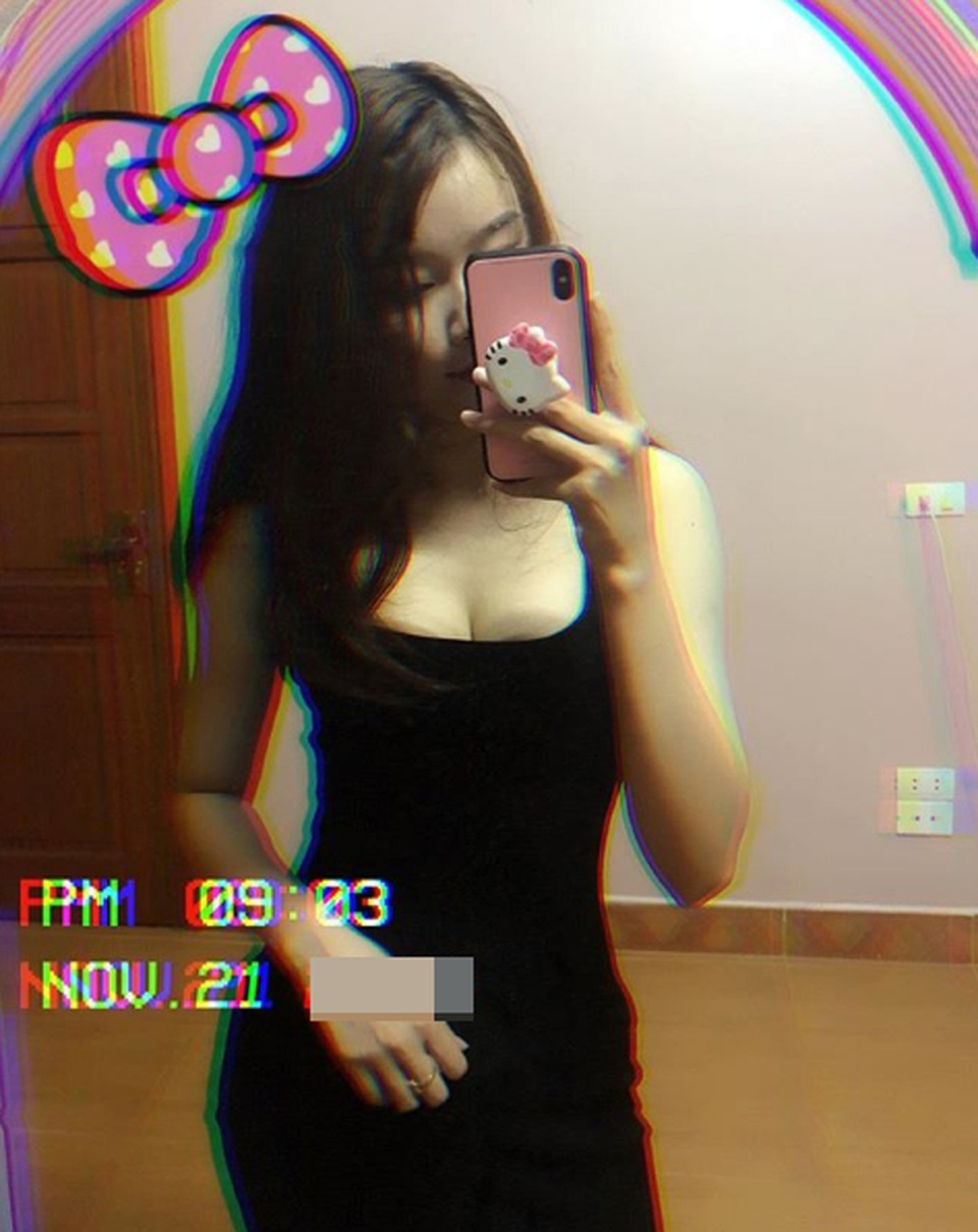 Cô gái yêu tiền đạo nổi tiếng Việt Nam gây bất ngờ với hình ảnh gợi cảm - 5