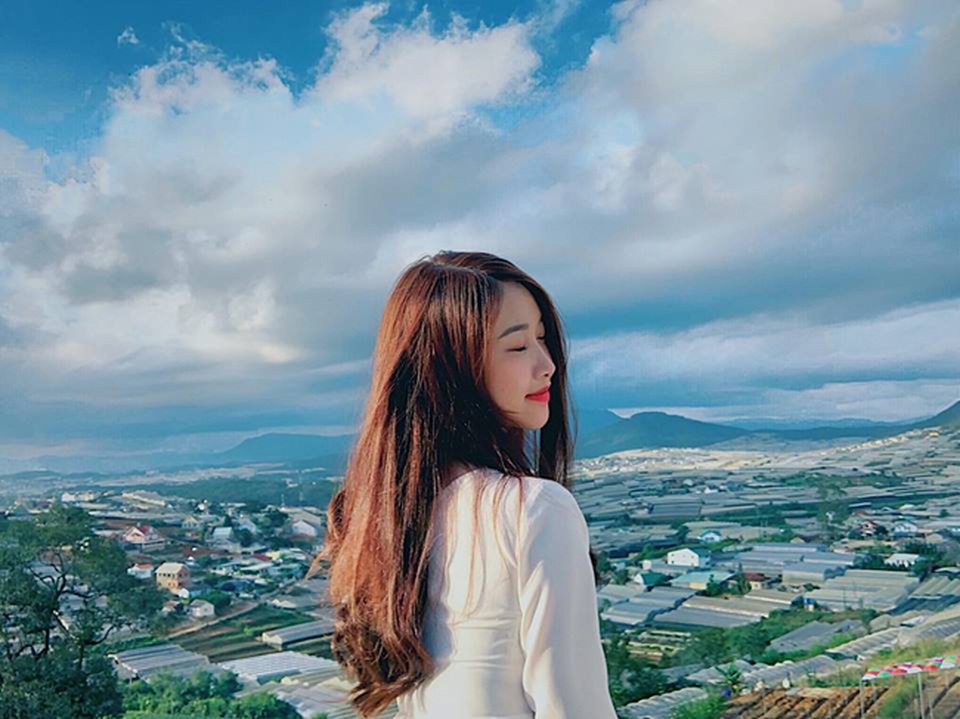 Cô gái yêu tiền đạo nổi tiếng Việt Nam gây bất ngờ với hình ảnh gợi cảm - 8