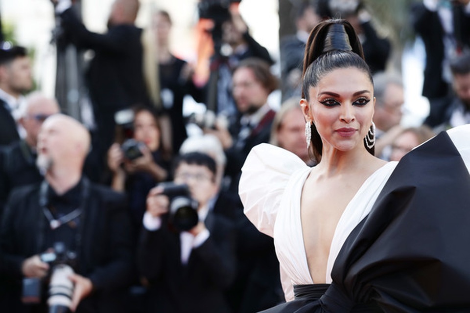 Minh tinh Ấn Độ Deepika Padukone tỏa sáng trên thảm đỏ LHP Cannes - 3 Minh tinh Ấn Độ Deepika Padukone tỏa sáng trên thảm đỏ LHP Cannes - 3