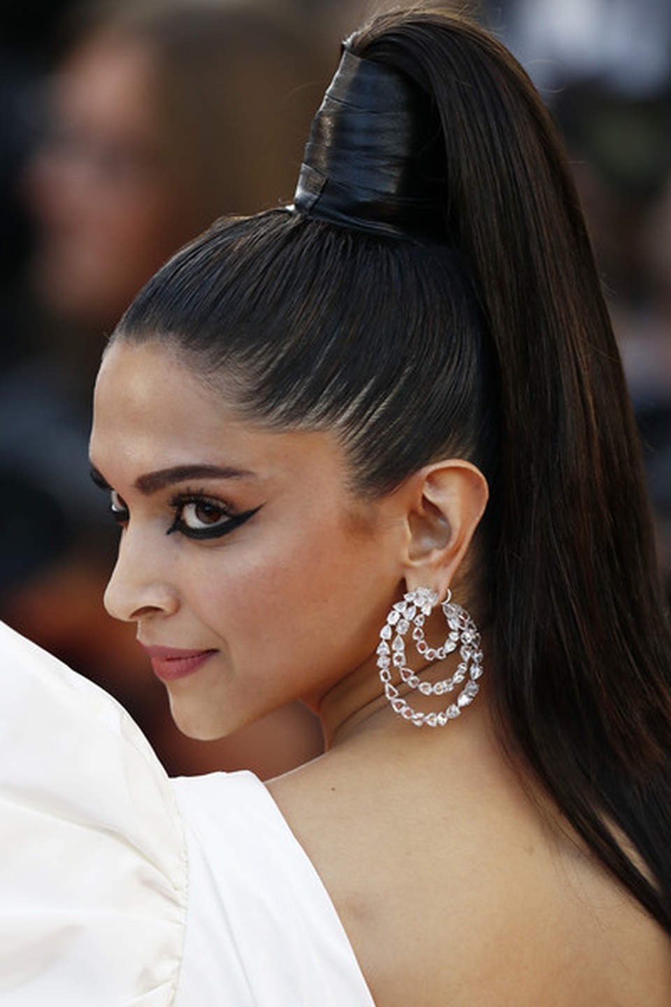 Minh tinh Ấn Độ Deepika Padukone tỏa sáng trên thảm đỏ LHP Cannes - 2 Minh tinh Ấn Độ Deepika Padukone tỏa sáng trên thảm đỏ LHP Cannes - 2