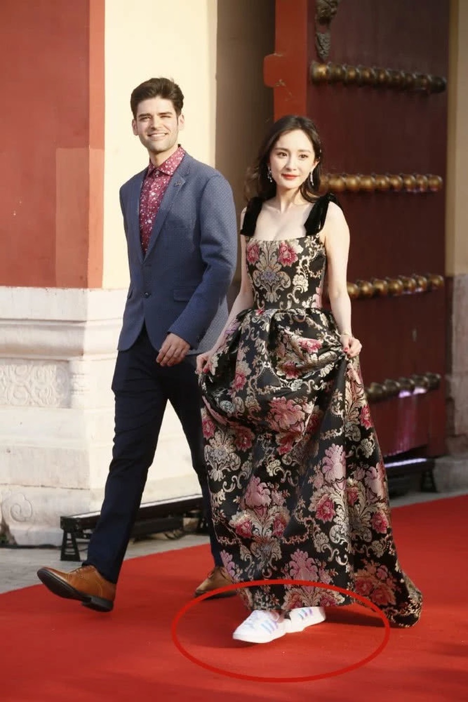 Dương Mịch diện sneaker và váy thướt tha dự sự kiện - 5 Dương Mịch diện sneaker và váy thướt tha dự sự kiện - 5