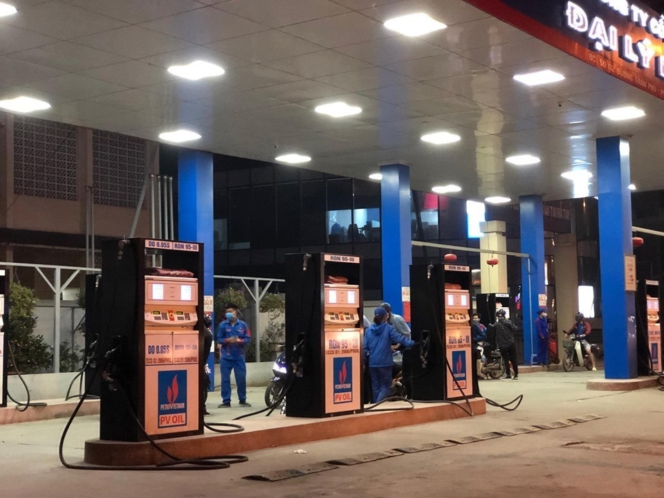 Giá xăng dầu đồng loạt giảm, vẫn giữ mức trên 20.000 đồng/lít - 1