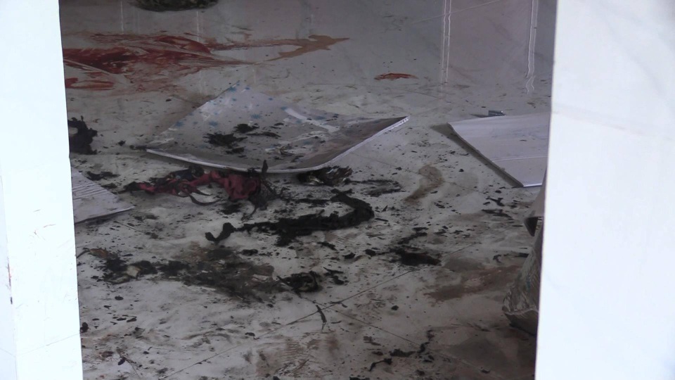 Đâm vợ trọng thương rồi đổ xăng đốt, 2 người tử vong - 2