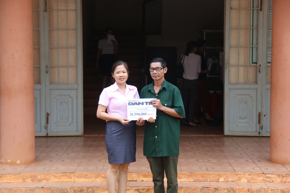 Bạn đọc Dân trí giúp đỡ hai hoàn cảnh khó khăn hơn 100 triệu đồng - 2 Bạn đọc Dân trí giúp đỡ hai hoàn cảnh khó khăn hơn 100 triệu đồng - 2