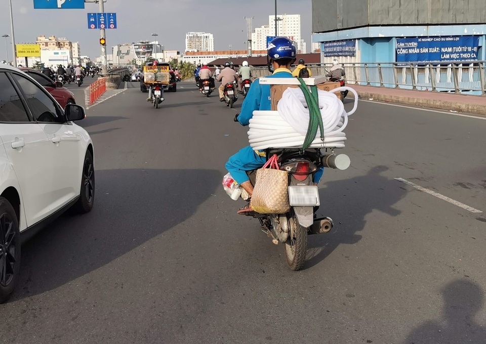 Mùa nắng nóng kéo dài, thợ máy lạnh chạy hết công suất - 1 Mùa nắng nóng kéo dài, thợ máy lạnh chạy hết công suất - 1