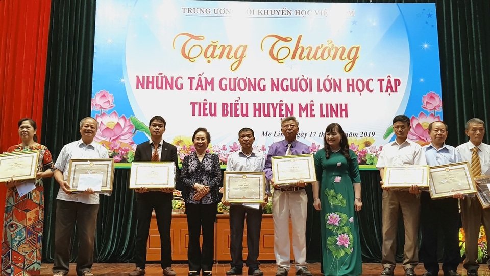 TƯ Hội Khuyến học biểu dương 50 tấm gương nông dân tự học thành tài - 2 TƯ Hội Khuyến học biểu dương 50 tấm gương nông dân tự học thành tài - 2