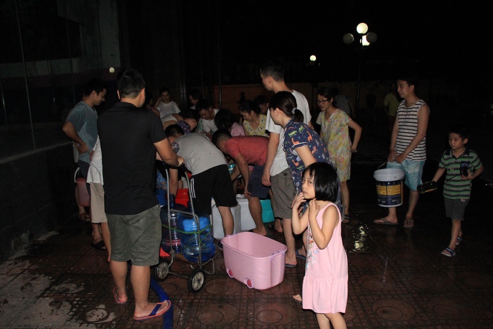 Hàng trăm cư dân chung cư Hà Nội hì hục đi xách nước trong đêm - 2 Hàng trăm cư dân chung cư Hà Nội hì hục đi xách nước trong đêm - 2