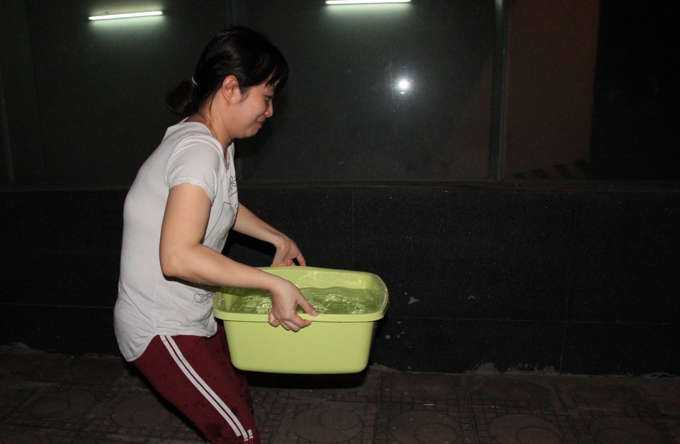 Hàng trăm cư dân chung cư Hà Nội hì hục đi xách nước trong đêm - 8 Hàng trăm cư dân chung cư Hà Nội hì hục đi xách nước trong đêm - 8