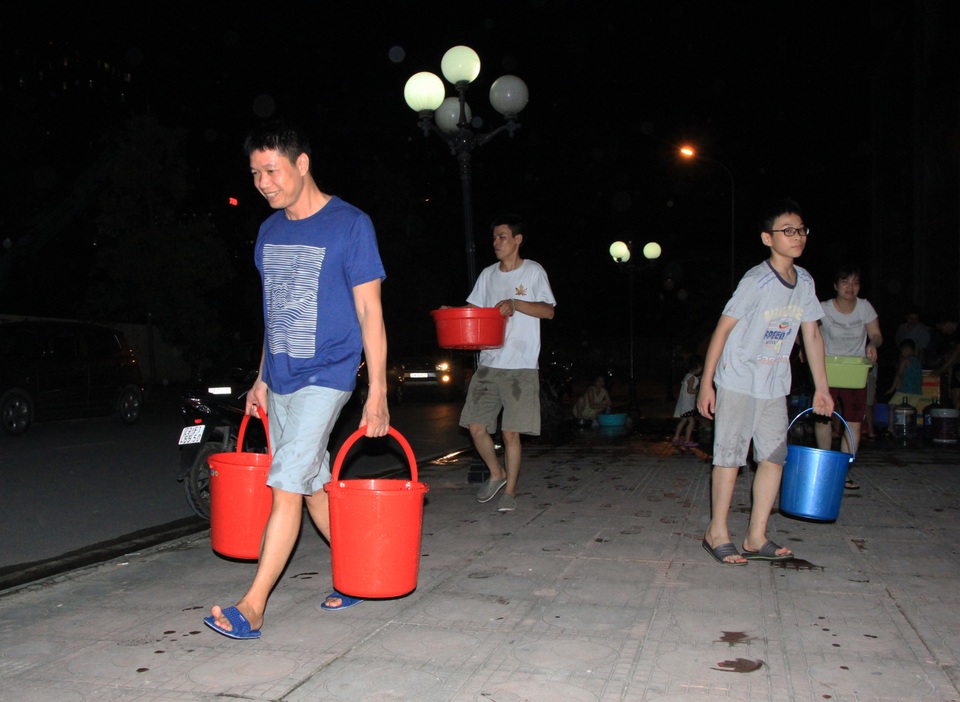 Hàng trăm cư dân chung cư Hà Nội hì hục đi xách nước trong đêm - 11 Hàng trăm cư dân chung cư Hà Nội hì hục đi xách nước trong đêm - 11