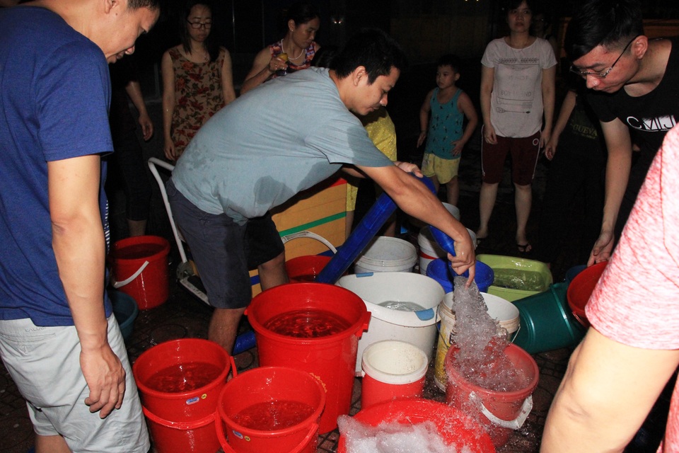 Hàng trăm cư dân chung cư Hà Nội hì hục đi xách nước trong đêm - 3 Hàng trăm cư dân chung cư Hà Nội hì hục đi xách nước trong đêm - 3