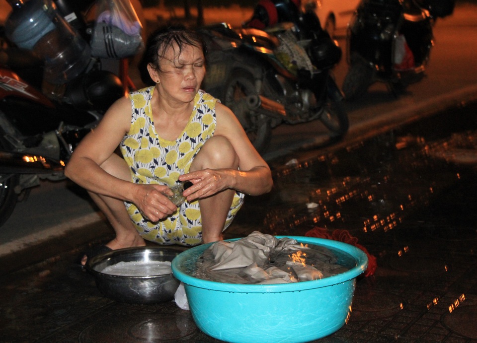 Hàng trăm cư dân chung cư Hà Nội hì hục đi xách nước trong đêm - 4 Hàng trăm cư dân chung cư Hà Nội hì hục đi xách nước trong đêm - 4