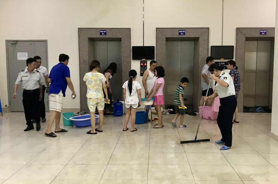 Hàng trăm cư dân chung cư Hà Nội hì hục đi xách nước trong đêm - 13 Hàng trăm cư dân chung cư Hà Nội hì hục đi xách nước trong đêm - 13