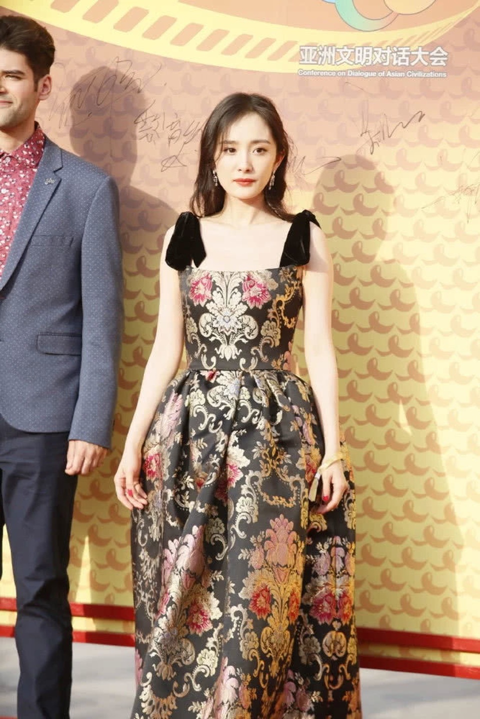 Dương Mịch diện sneaker và váy thướt tha dự sự kiện - 11 Dương Mịch diện sneaker và váy thướt tha dự sự kiện - 11